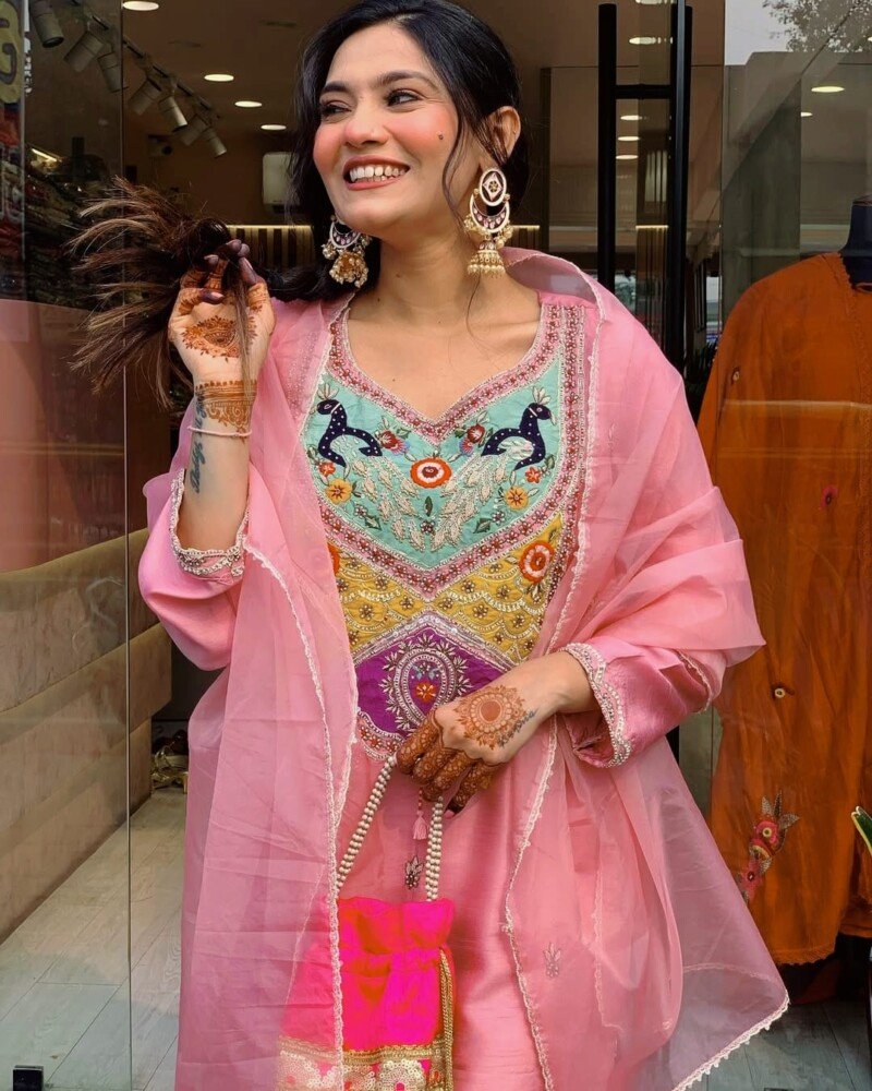Beautiful Pink Crape Kurti Pant Dupatta Suit Readymade - Image 4