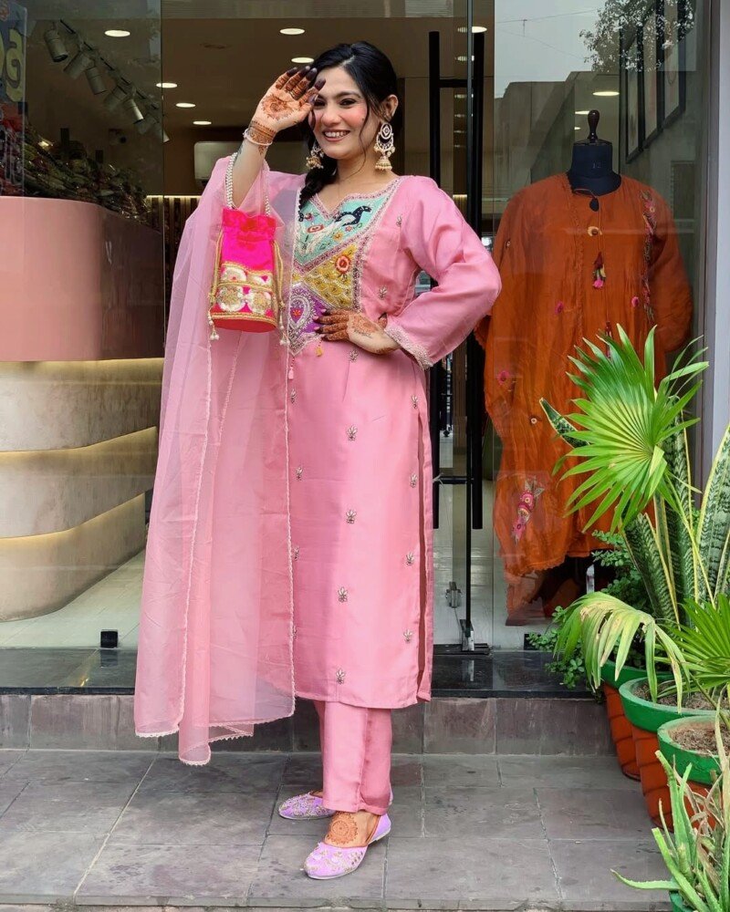 Beautiful Pink Crape Kurti Pant Dupatta Suit Readymade - Image 5