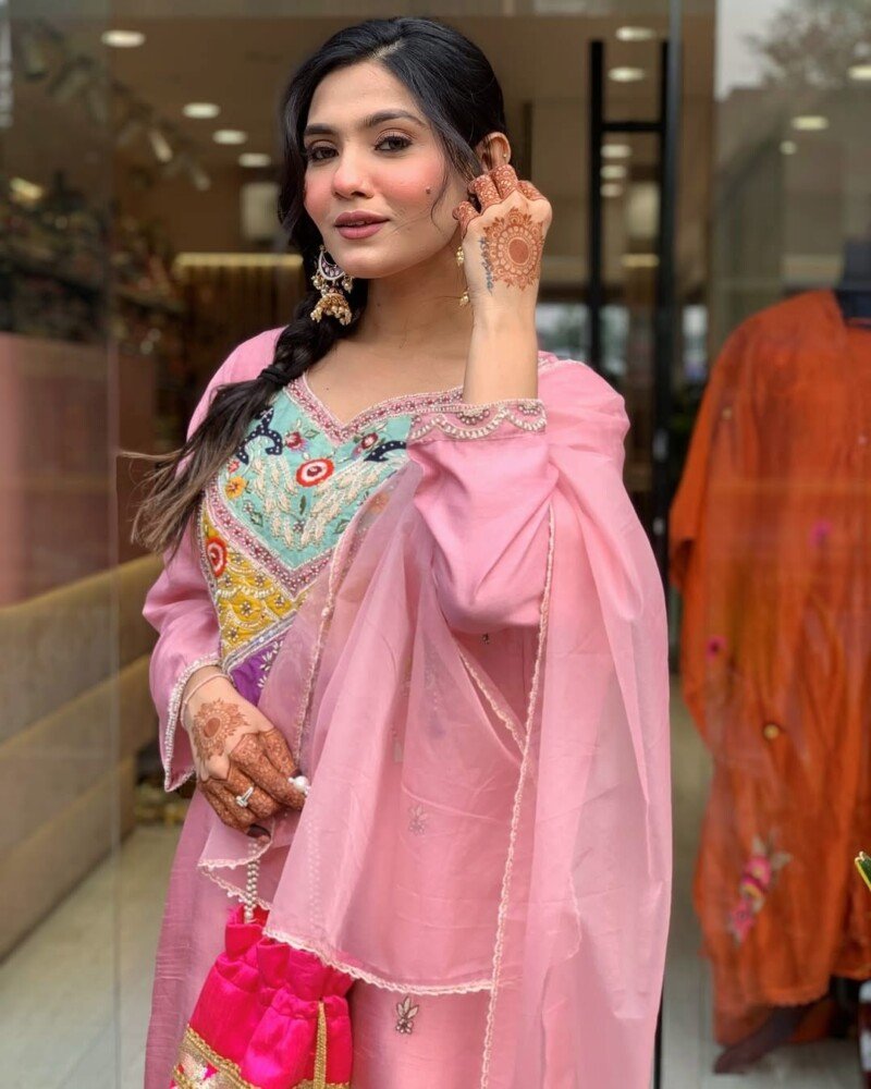 Beautiful Pink Crape Kurti Pant Dupatta Suit Readymade - Image 3